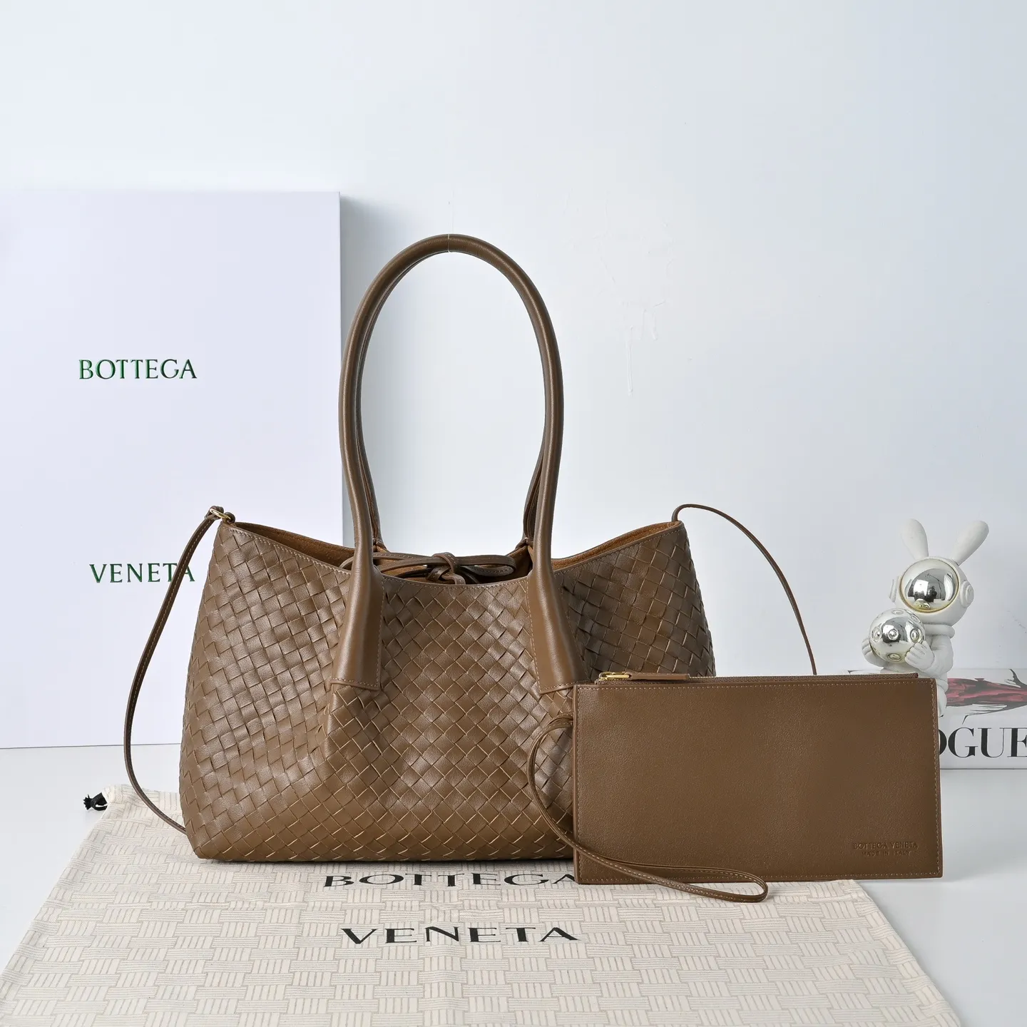 Batch 1860 Bv 2025 early spring series Pinacoteca medium tote handbag. The front is made of classic Intreccia woven cow leather. It is low-key and luxurious. The flip side is made of warm suede. It instantly switches to a lazy and casual style. It has a large interior capacity. It is no pressure to carry a computer for commuting. It is also thoughtfully matched with a small detachable bag. It is full of security. The woven texture is so delicate that you can't put it down. The highlight is that it is super versatile. Come and get your new bag😝 Model: 4371 Size: 34*20*14cm